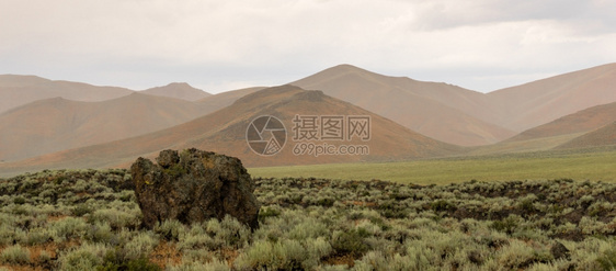 岩浆填满了月亮爱达荷山脉附近的火景观图片