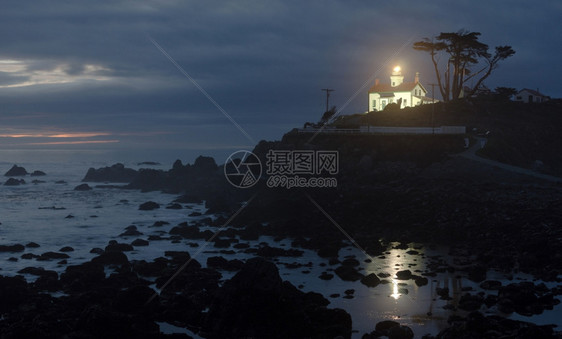 夜幕降临在新月城的岩石悬崖上图片