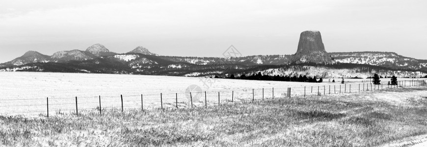 北怀俄明州的魔鬼塔纪念碑寒冬日图片