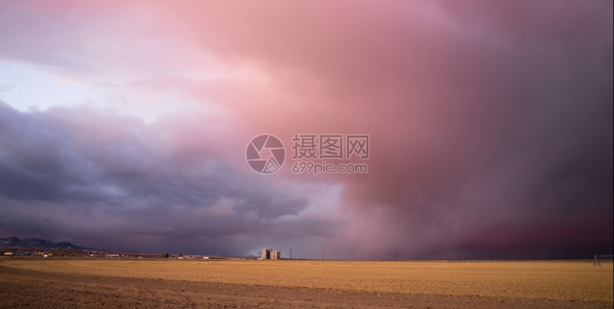 随着暴风雨进入犹他大盆地区农田即将得到一些自然雨水图片