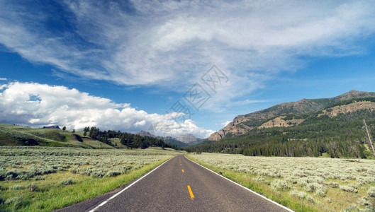 两条保有良好的公路通向山上一个消失点图片