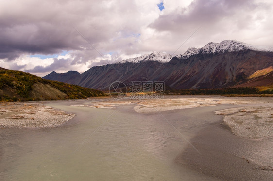 古尔卡纳河阿拉斯加山脉东南地区雪盖山图片