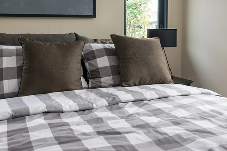 现代卧室的床头和棕色枕图片
