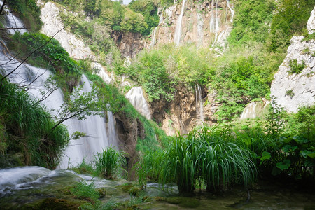 美丽的夏季森林瀑布克罗地亚普利维茨公园图片