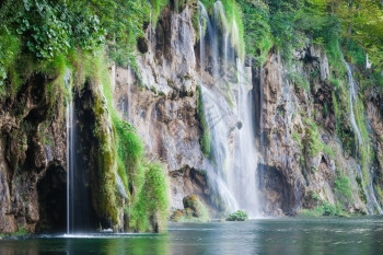 美丽的夏季森林瀑布克罗地亚普利维茨公园图片