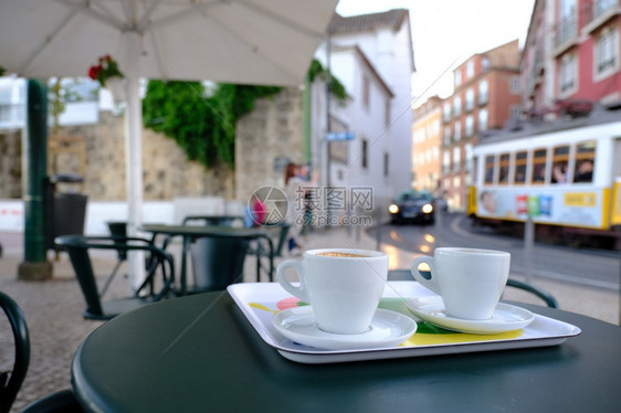 在旧的欧洲城市景象之上喝杯咖啡图片