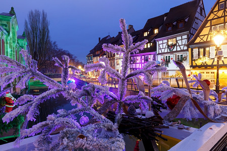 法国Alsace市Colmar夜间圣诞街法国Alsace法国Alsace市Colmar老城PetiteVenise的Alsati图片