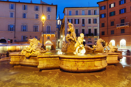 海王星喷泉在意大利罗马的纳沃广场上海王星喷泉在意大利罗马著名的纳沃广场上图片