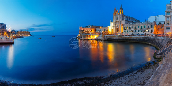 巴卢塔湾和教区堂卡梅尔山圣母新哥特晚上蓝色时间马耳他圣朱利安图片