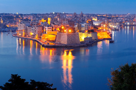 从马耳他瓦莱塔Valetta凌晨蓝色时段从瓦莱塔Valletta看到Senglea半岛和格兰德港的古代防御线天空中观察背景图片