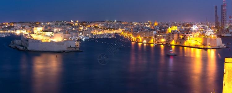 从马耳他瓦莱塔Valletta到三个城市BirguSengleaCospicaua和GrandPortworld等三个加固城市的图片
