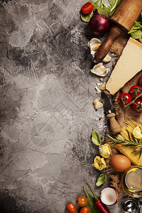 意大利食物背景包括葡萄番茄巴西意大利面菠菜洋葱面粉橄榄油大蒜胡椒迷迭香和鸡蛋图片