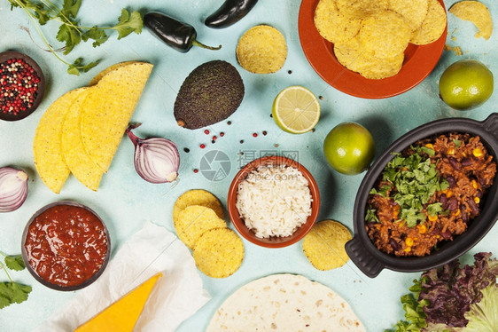 墨西哥食物概念玉米饼薯片瓜卡莫乐萨尔带豆子的辣椒和古老背景的新鲜原料图片