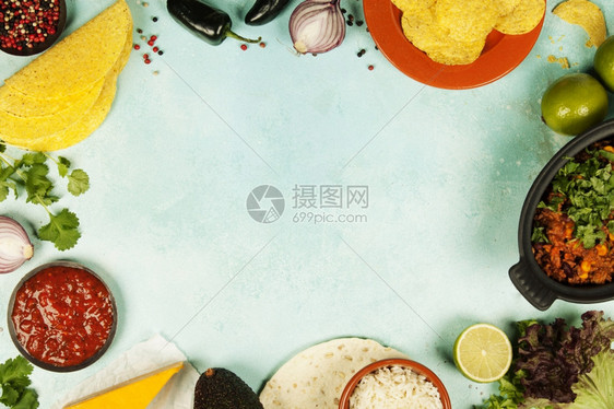 墨西哥食物概念玉米饼薯片瓜卡莫乐萨尔带豆子的辣椒和古老背景的新鲜原料图片