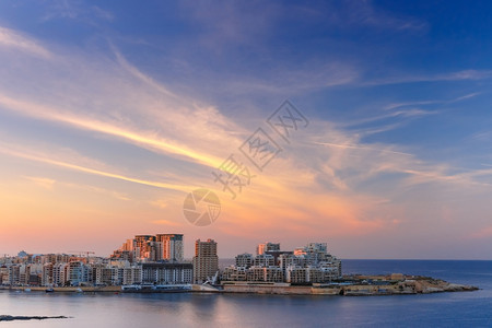 Sliema主要住宅和商业区以及马耳他购物餐饮和咖啡馆生活中心图片