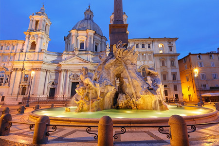 意大利罗马纳沃广场四河和圣艾格尼西教堂的不老泉在著名的纳沃广场上午蓝色时间意大利罗马图片