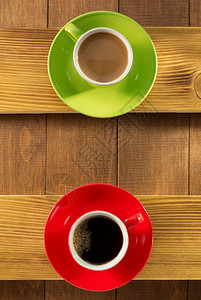 木板上的绿色和红色咖啡杯图片