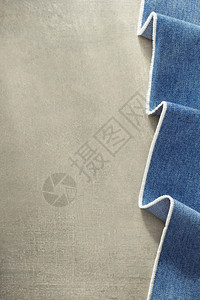木材上的蓝色牛仔裤纹身木制背景上的蓝色牛仔裤纹身图片