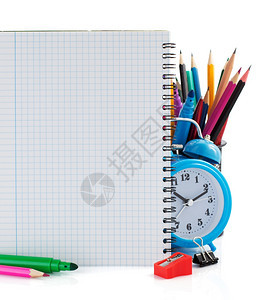 白笔记本和上的学校用品和白本上孤立的学校用品图片