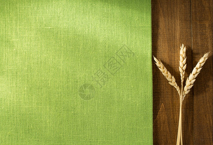 木制背景的小麦耳朵木制背景小麦耳朵木制图片