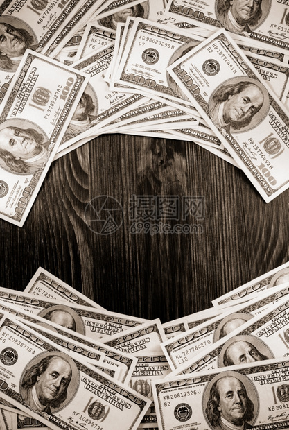 木上的美元钞票木背景上的美元钞票图片