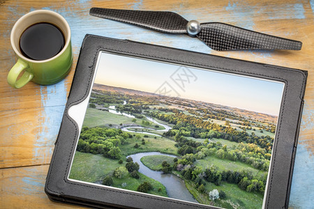 塞德福附近内布拉斯卡沙丘地的混乱河流在带有咖啡的数码平板电脑上审查空中图片图片
