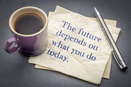 未来取决于你今天所做的鼓舞人心引语手写在餐巾纸上的笔迹咖啡杯与灰石背景图片