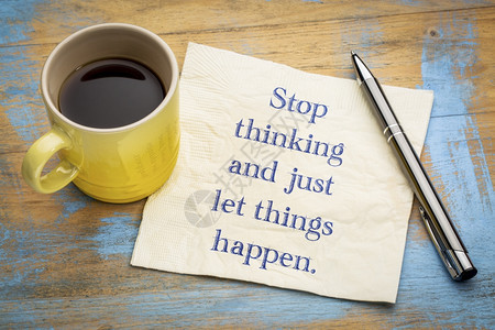 停止思考让事情发生鼓舞人心的笔迹在餐巾纸上与一杯咖啡图片