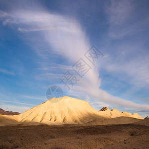 在谷的沙丘上升起一团云岩石形成谷加州公园图片