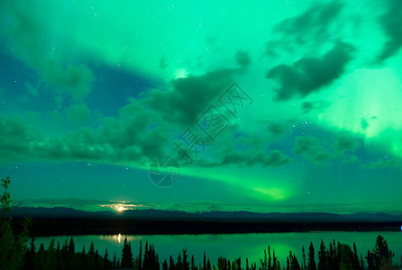 北极光出现在WrangerStElias公园上空图片