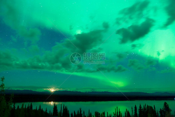 北极光出现在WrangerStElias公园上空图片