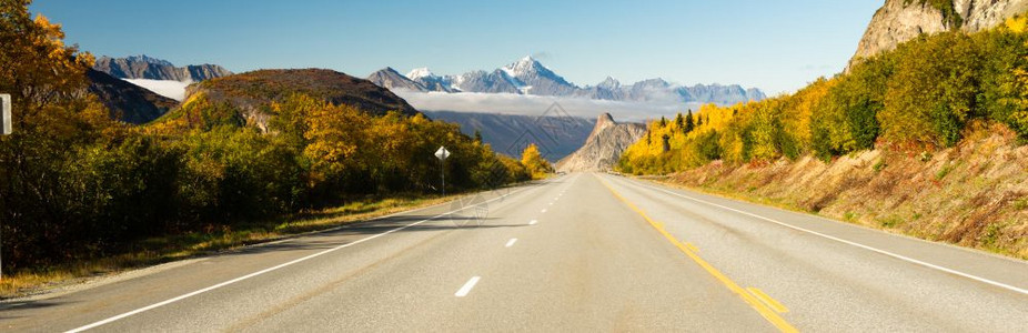 山下的道路图片