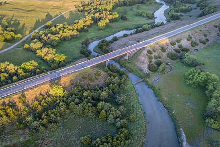 内布拉斯加州迪马尔河空中观察内布拉斯加州Dismal河空中观察内布拉斯加州沙丘附近内布拉斯加州迪马河上一条高速公路和桥梁春光照亮图片
