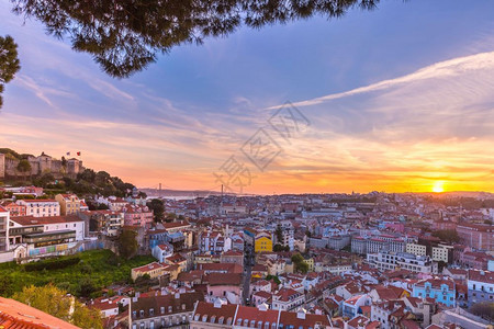 葡萄牙日落时里斯本历史中心葡萄牙里斯本圣豪尔赫城堡里斯本历史中心塔古斯河和西风日落时25德阿布里尔桥图片