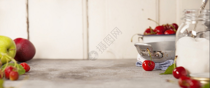 甜樱桃果酱在生锈桌上的成分甜樱桃果酱的成分图片