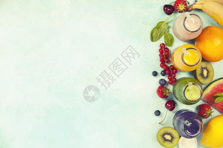 新鲜果汁或冰淇淋水果和蔬菜蓝底顶视选择焦点戒毒饮食清洁素健康生活方式概念图片
