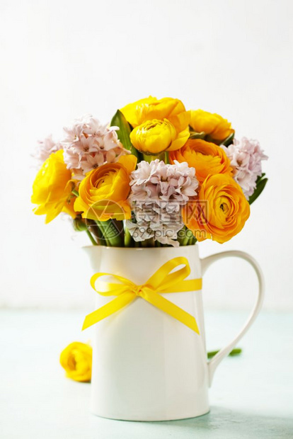 花瓶中美丽的春图片