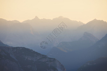 高山在日落时摇图片