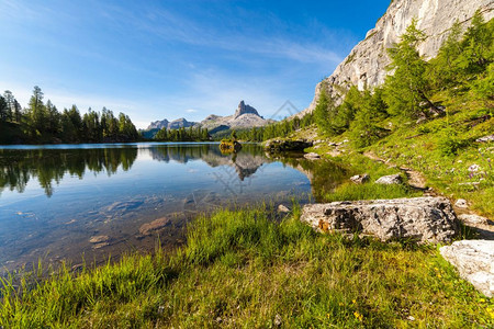 阳光明日的阿尔卑斯山夏季湖意大利阿尔卑斯多洛米特山图片