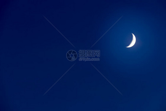 月亮在暗蓝天空上复制间文本图片