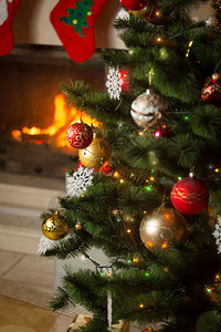 带有燃烧木的火炉圣诞节装饰图片