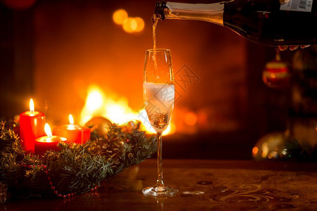 装满香槟的水晶玻璃烧壁炉和圣诞树图片