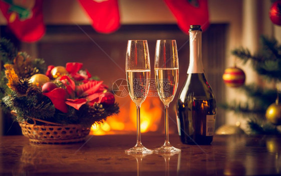 圣诞餐桌上两杯香槟的近视图像图片