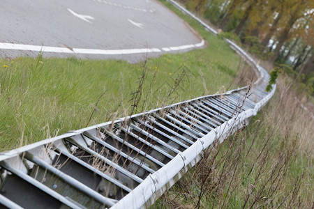 长时间没有使用的废弃道路图片