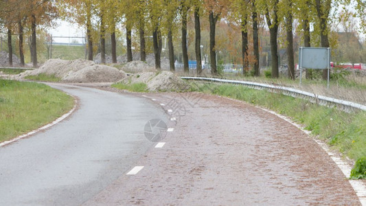 长时间没有使用的废弃道路图片