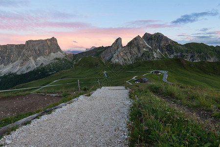 阿尔卑斯山谷夏季风景图片