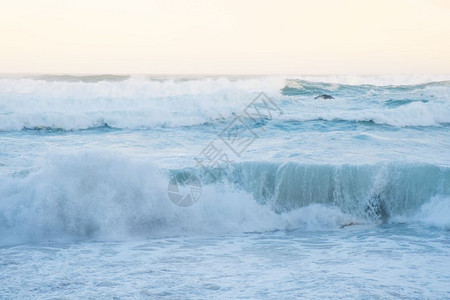 大西洋海浪日出景图片