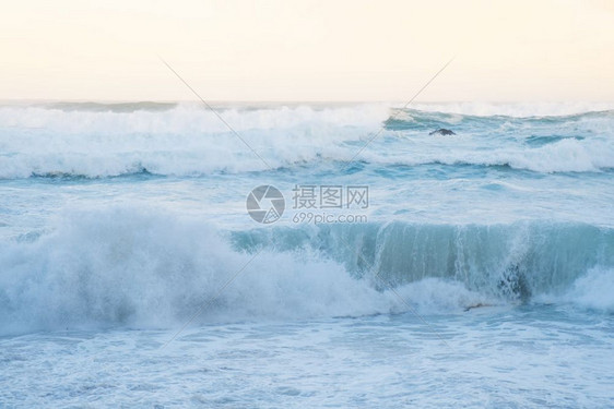 大西洋海浪日出景图片