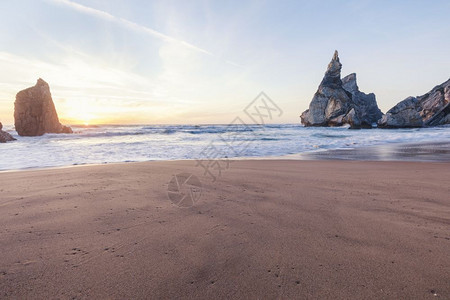 日落时美丽的岩石悬崖海滩葡萄牙辛特拉图片