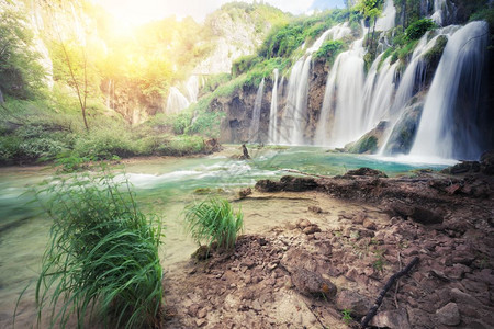 美丽的热带瀑布克罗地亚普利维茨公园图片